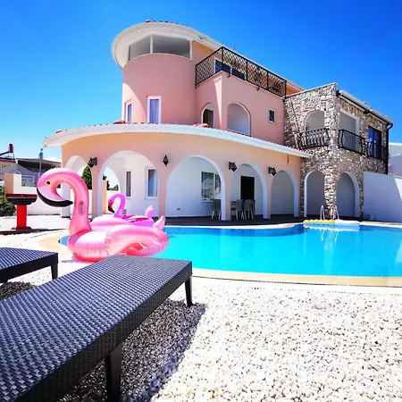 Red F33 Oezel Tasarimli Villa