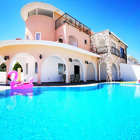 Red F33 Oezel Tasarimli Villa *